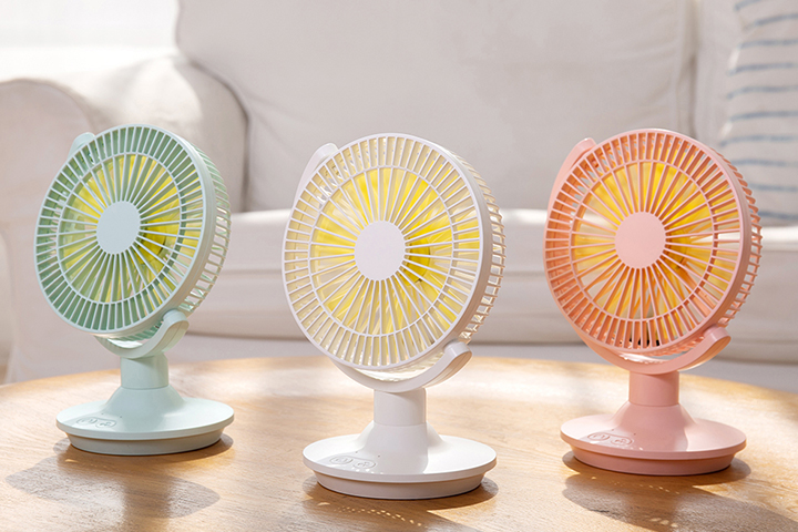 This summer, the electric fan is turned on gently, and the cool breeze is slowly coming in