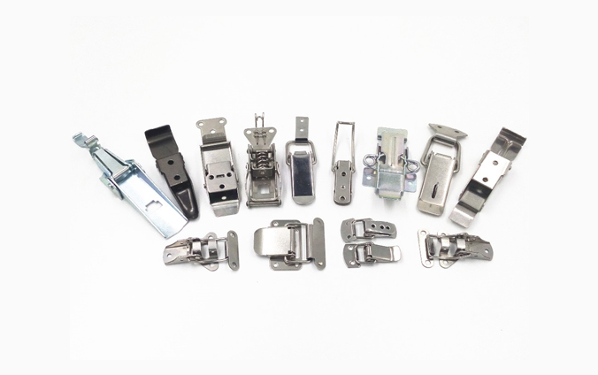 Stainless steel/carbon steel toggle latch